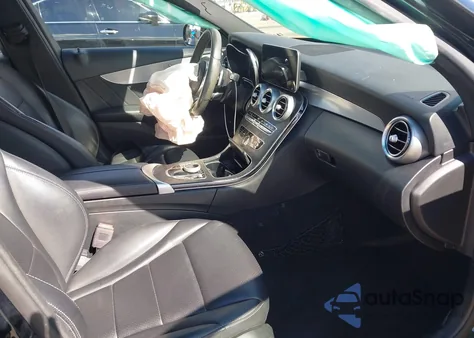 2019 Mercedes-Benz C 300 z USA, uszkodzony, nr VIN 55SWF8DB2KU321544